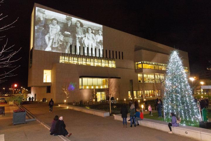 people_on_the_pier_projection_2